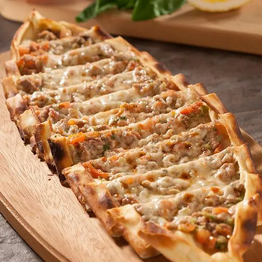 Kuşbaşı kaşarlı pide