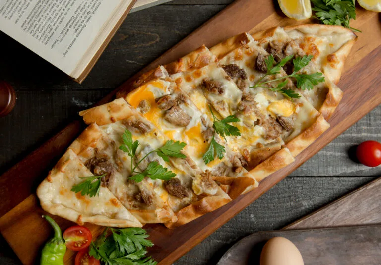 Kuşbaşı kaşarlı yumurtalı pide